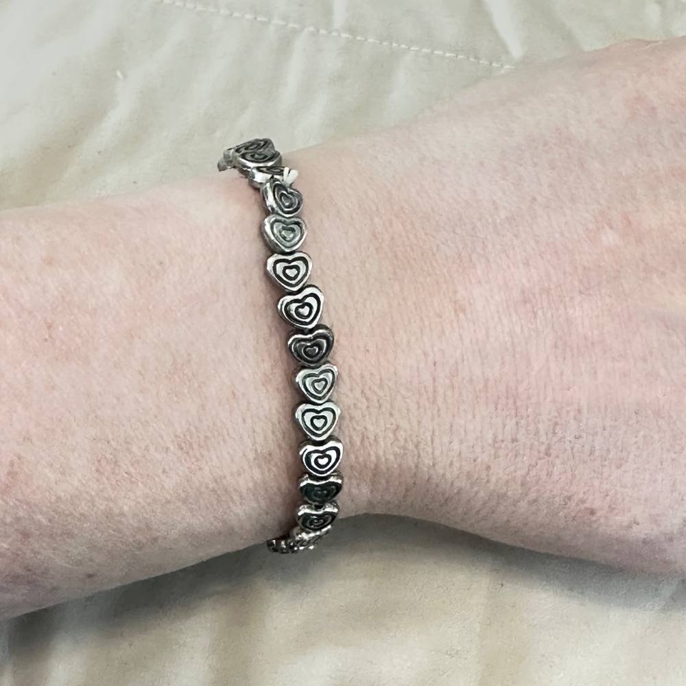 Silver tone stretchy bracelet w/carved Heart beads all the way around - Picture 6 of 13